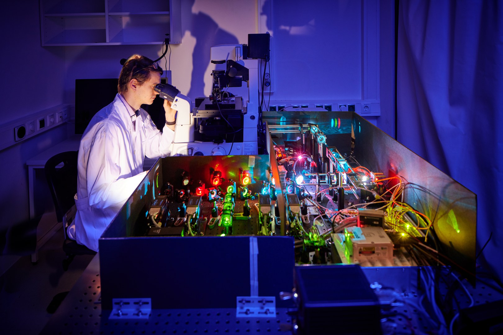 Koen Martens from the Institute for Microbiology and Biotechnology at the University of Bonn working at the custom-built super-resolution fluorescence microscope that he uses for his investigations.